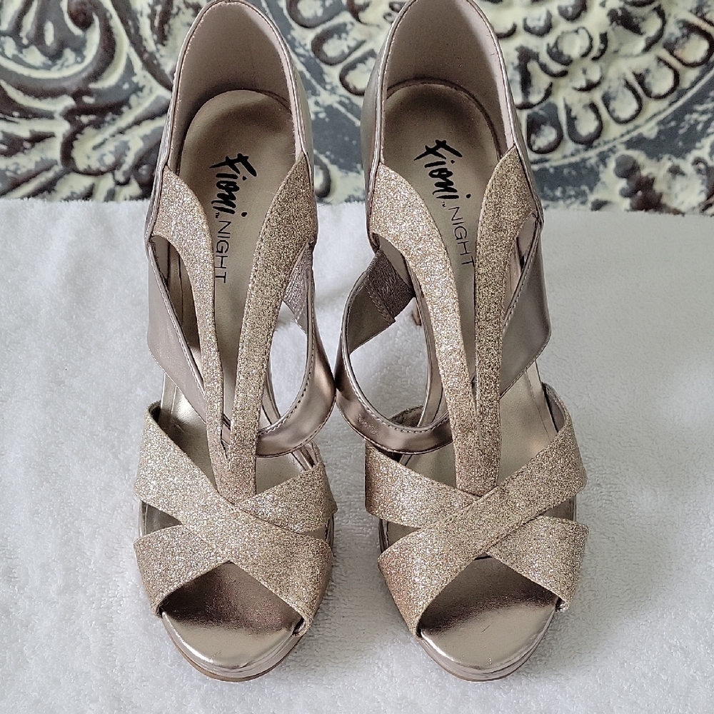 FIONI Gold Crisscross Strap Heels Never Worn Sz 8.5